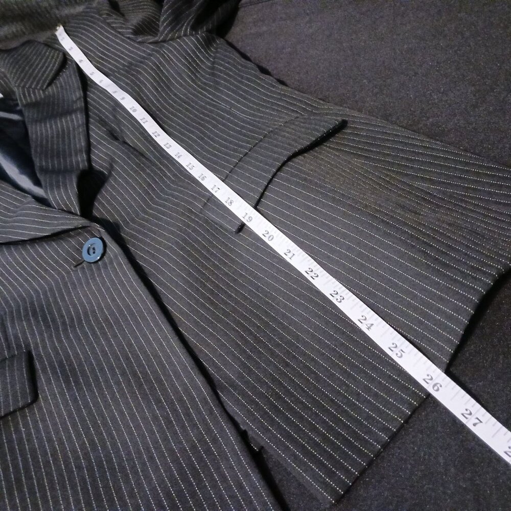 Collections for Le Suit, Black Blazer with White Pinstripes, Size 10P - Picture 10 of 12